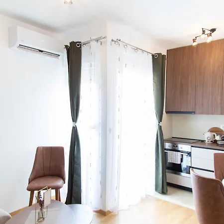 Tulip - New Studio, Self Check-in, Airport Pickup Podgorica