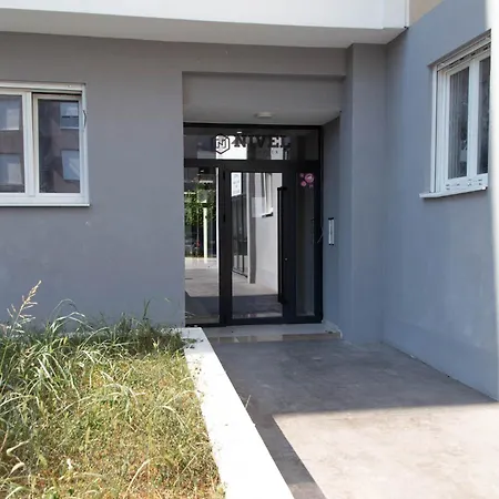 Tulip - New Studio, Self Check-in, Airport Pickup Podgorica